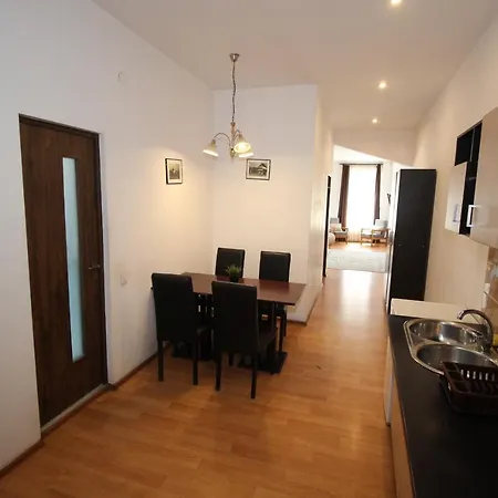 Main Square & アパート